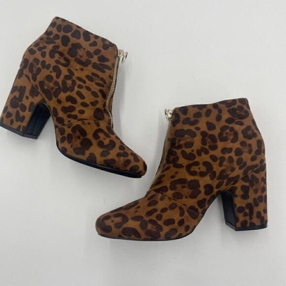 New Comfort Brand Leopard Print Velvet Chunk Heel Booties 8 - Picture 2 of 10